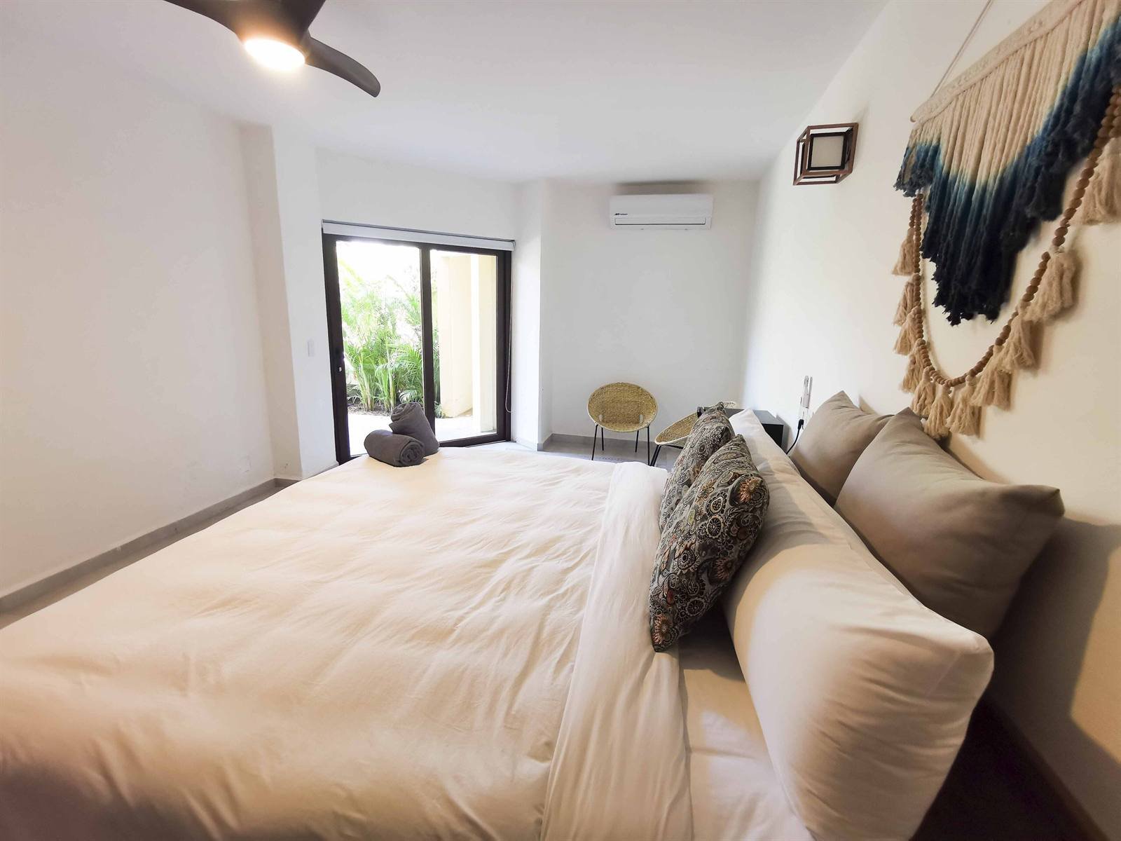 Casa Di Giulio: room with a large bed, a sofa and a window onto the greenery